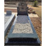 25073 â€“ Blue Pearl Granite - Gold Leaf Epitaph - Mixed White Pebbles - Feature 30mm Radius to front kerb corners, top long edges of base, front and back top edges of pillars.